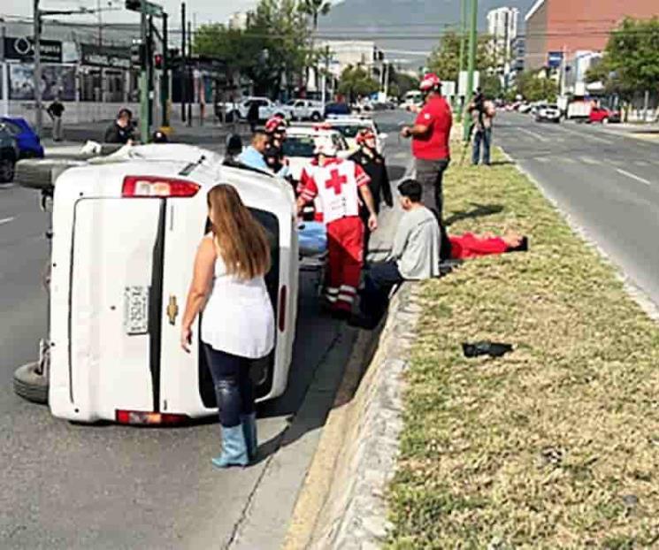 Vuelca tras ignorar semáforo