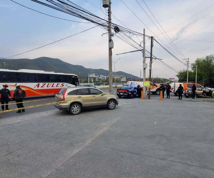 Sufre infarto, se estrella y muere