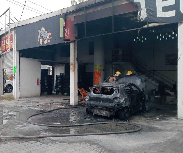 Reparan automóvil en taller; termina envuelto en llamas