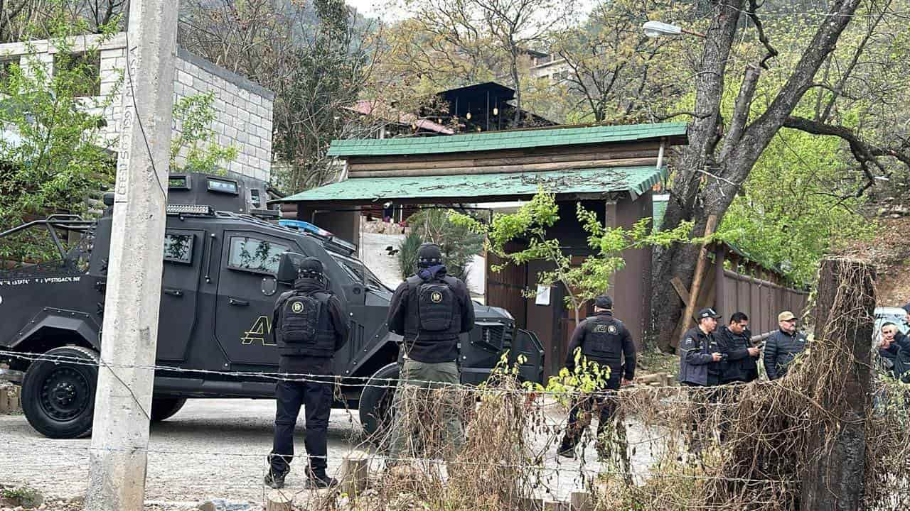 La Fiscalía General de Justicia realizó en forma simultánea tres cateos en relación diversas actividades de narcomenudeo ayer en los municipios de Santiago, Guadalupe y Benito Juárez, donde aseguraron armas, droga, y se realizaron detenciones.
