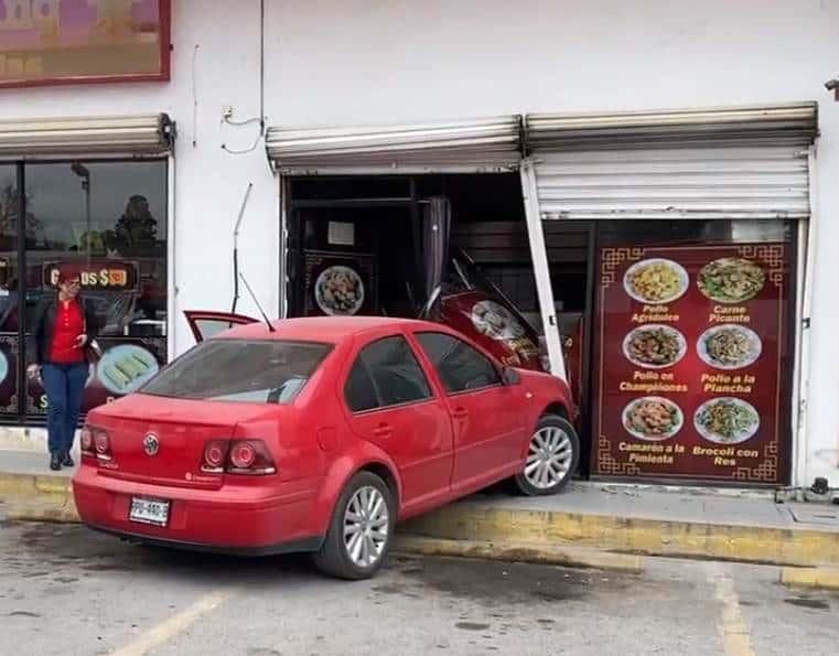 Estrella auto contra fachada de restaurante