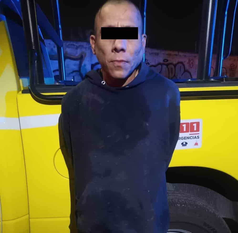 Con varios envoltorios de droga en su poder, un hombre fue arrestado por elementos de la Secretaría de Seguridad y Protección a la Ciudadanía de Monterrey, en la Colonia Garza Nieto, y es investigado por una serie de robos a negocio.
