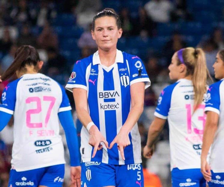 Jugadora de Rayadas anuncia que su esposa espera bebé