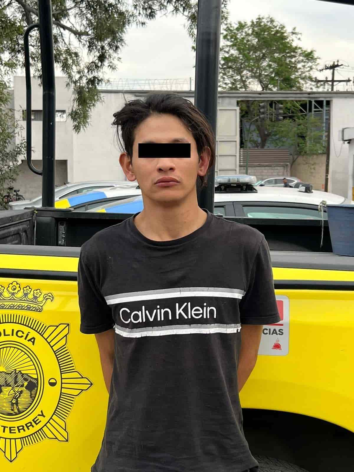 En el momento en que realizaba sus necesidades fisiológicas, un joven fue detenido por oficiales de la Policía de Monterrey, luego que presuntamente se le encontrara en un bolso tipo mariconera varios envoltorios de plástico con hierba verde con características de la mariguana, en la Colonia Garza Nieto.