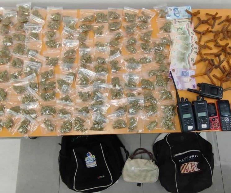 Arrojan ponchallantas a policías; los detienen