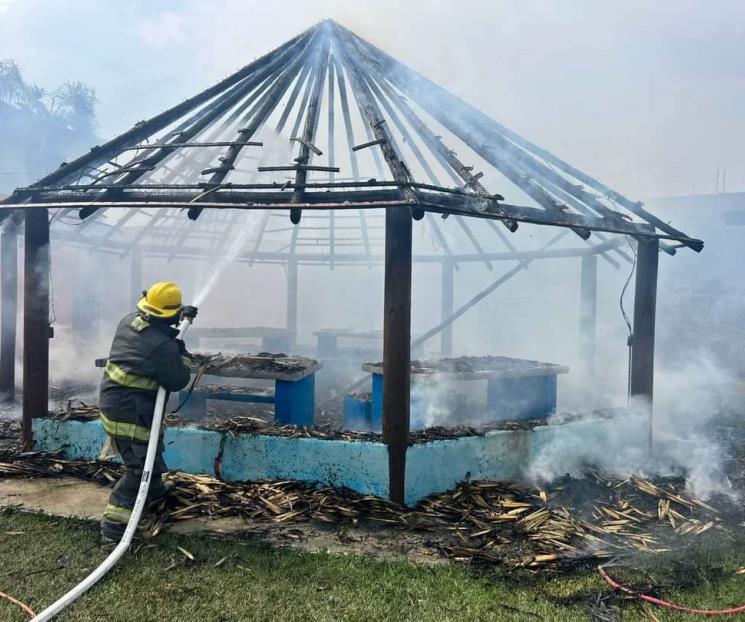 Se incendia palapa en Cadereyta