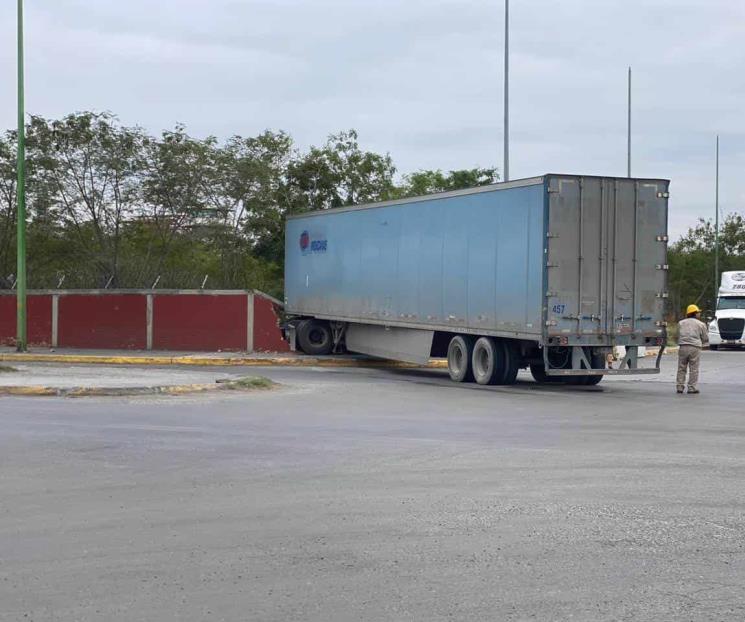 Impacta tráiler contra barda