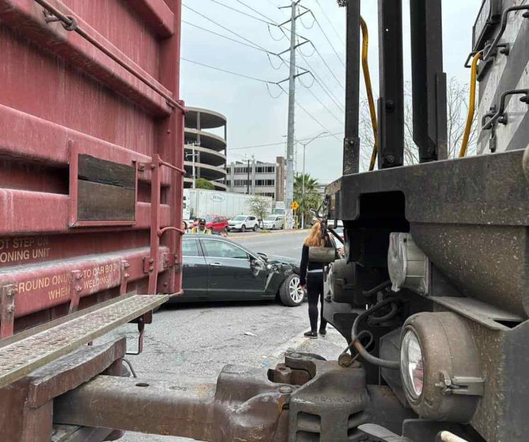 Intenta ganarle el paso al ferrocarril
