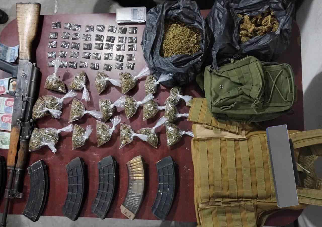 Dos jóvenes, un menor de edad y una mujer, quienes portaban un arma, droga y equipo táctico, fueron detenidos por elementos de Fuerza Civil, la madrugada de ayer en el municipio de Zuazua.