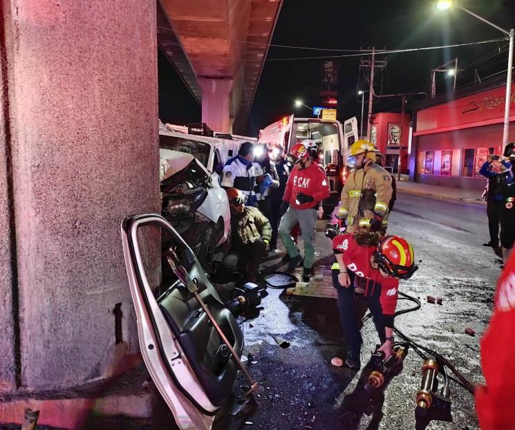 Queda prensado tras impactarse contra columna del Metro