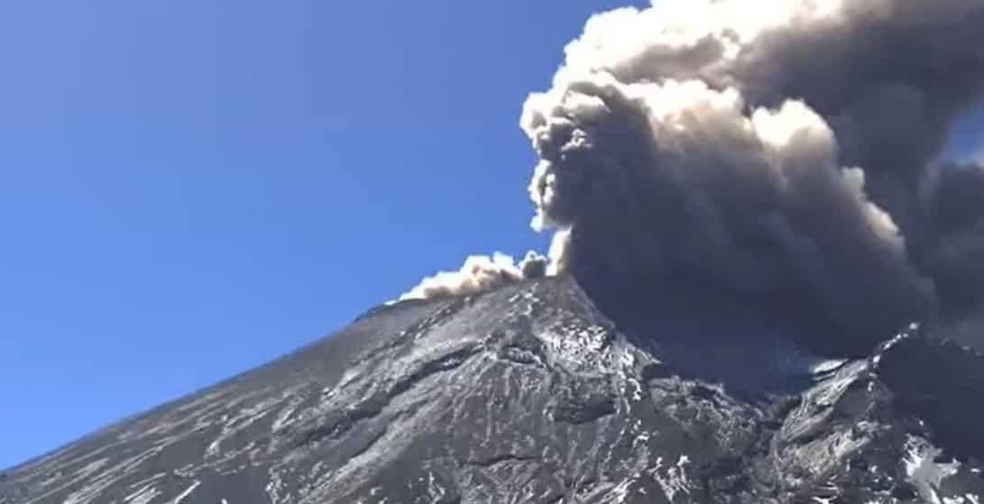 Vuelven a cerrar el aeropuerto de Puebla por caída de ceniza