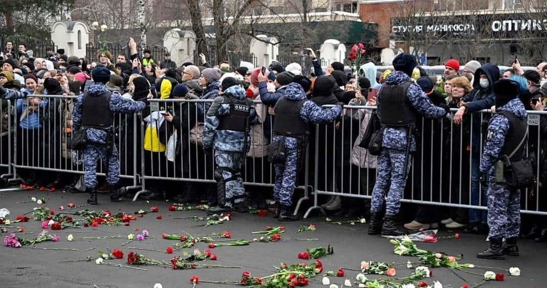 Entierran al opositor ruso Navalny con banda sonora de Terminator 2