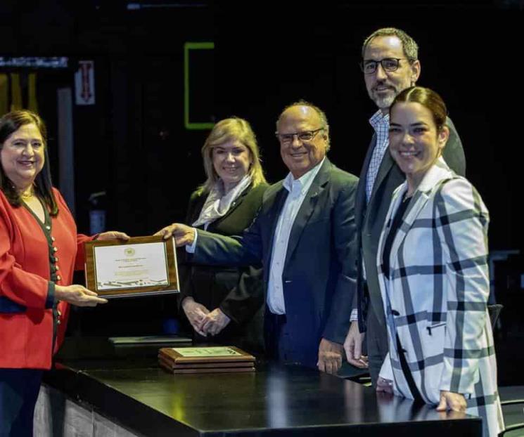 Brinda UDEM nombramiento como Profesores Eméritos