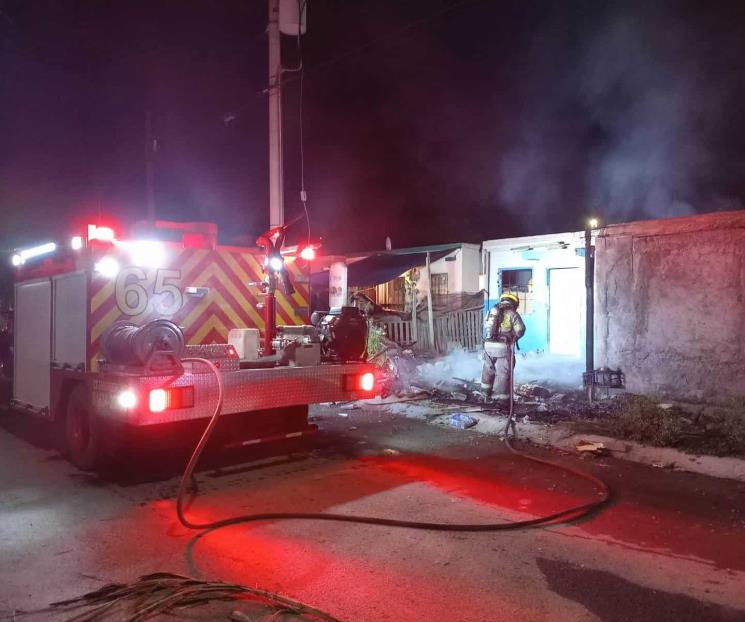 Arde parte frontal de vivienda