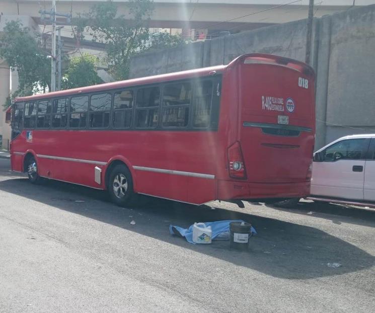 Muere arrollado por camión urbano en Monterrey