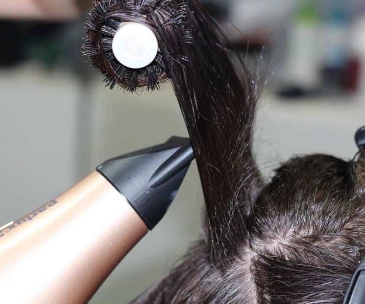 ¿Es mejor teñir, cortar o arrancar las canas?