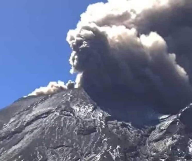 Vuelven a cerrar el aeropuerto de Puebla por caída de ceniza