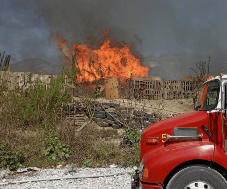 Consume incendio tarimera en Santa Catarina