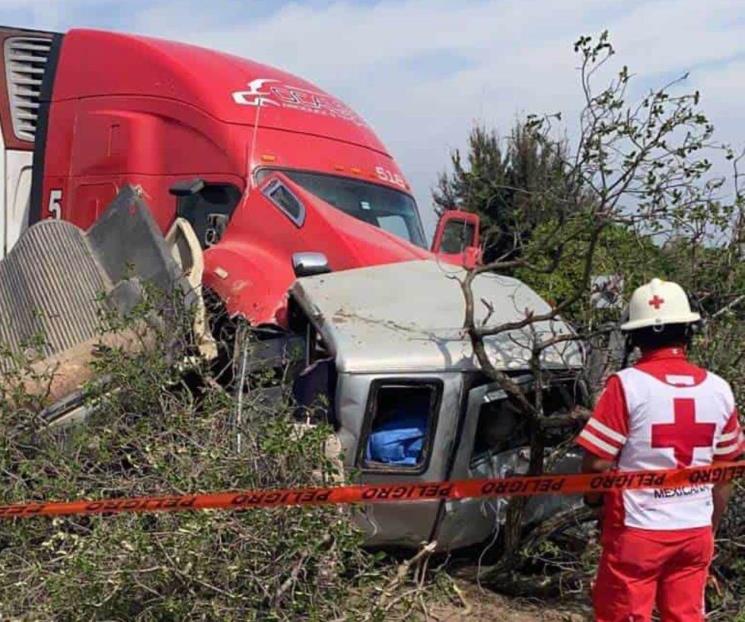 Fallece conductor en choque contra tráiler