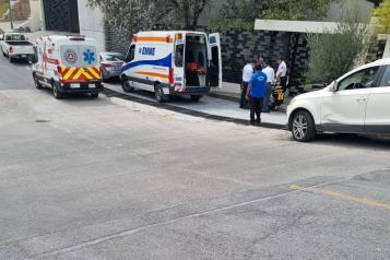 Sufre caída al limpiar alberca