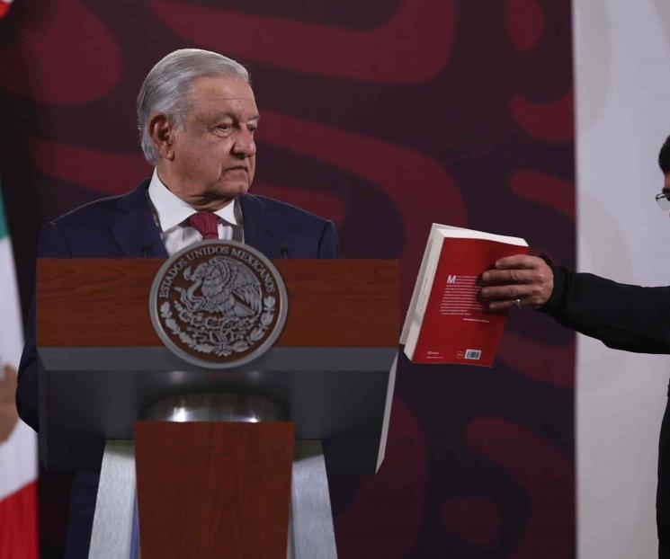 Inicia mañanera con su libro por veda electoral