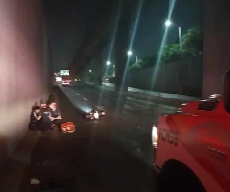 Derrapa moto por culpa de bache