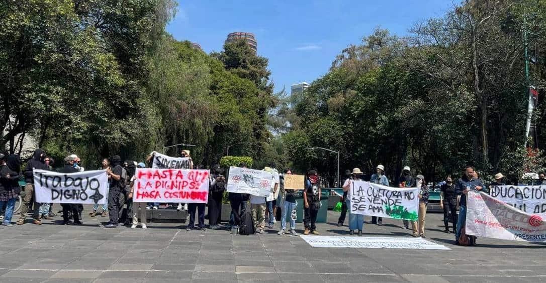 Comunidad de la ENAH se manifiesta en Museo Nacional de Antropología