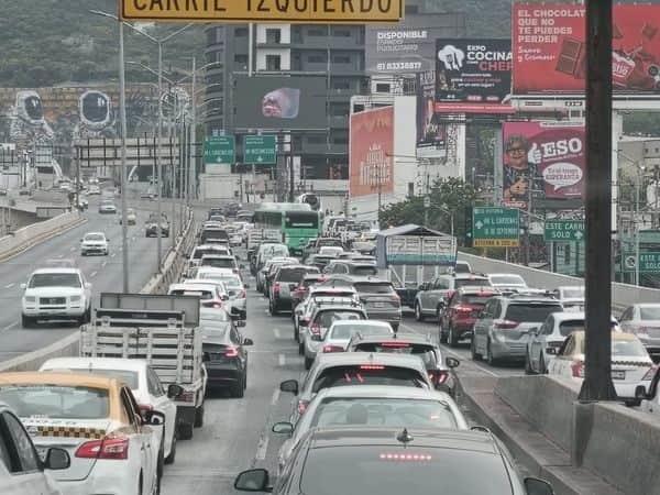 Ocasiona caos vial derrame de diésel