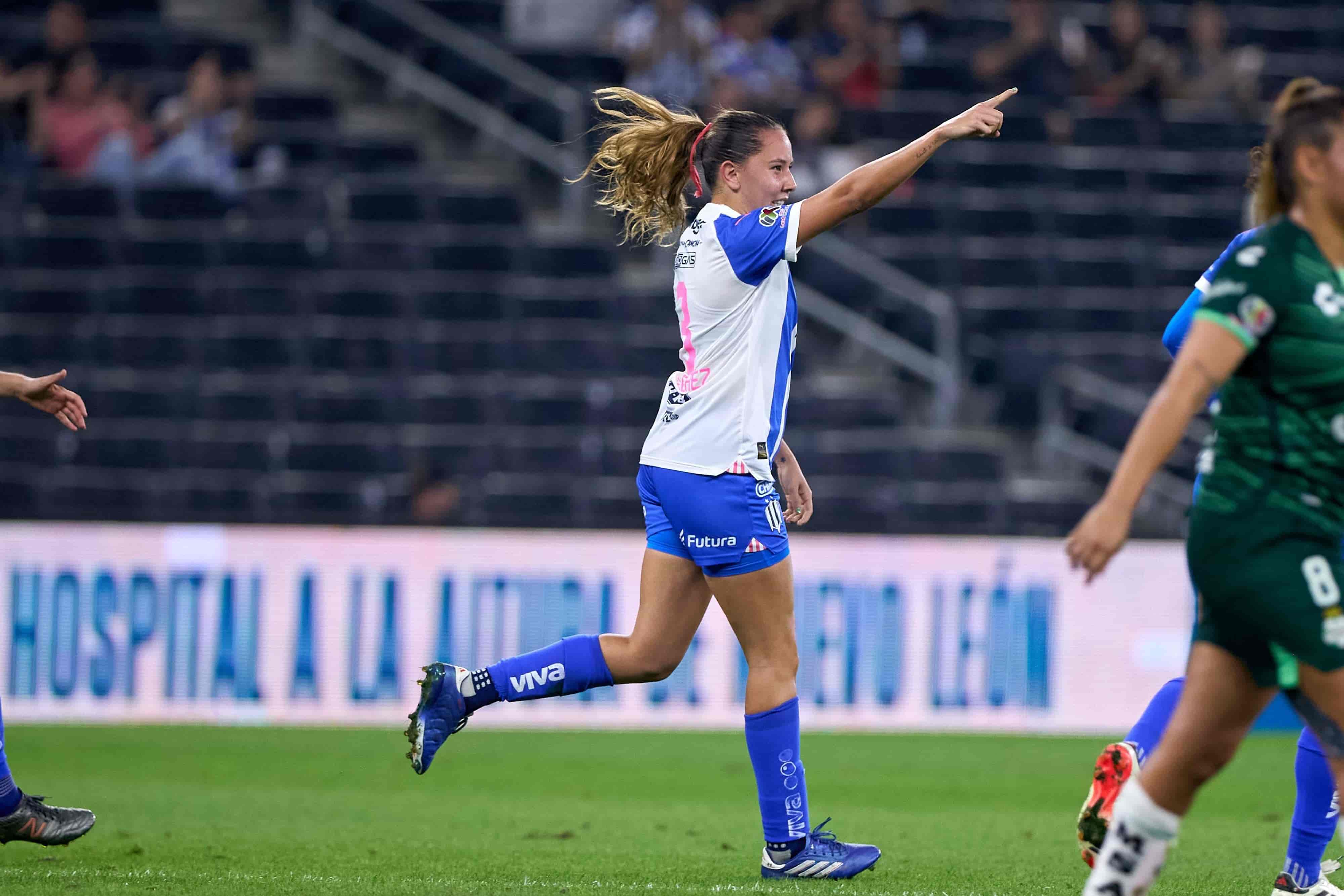 Tanna Sánchez anota.