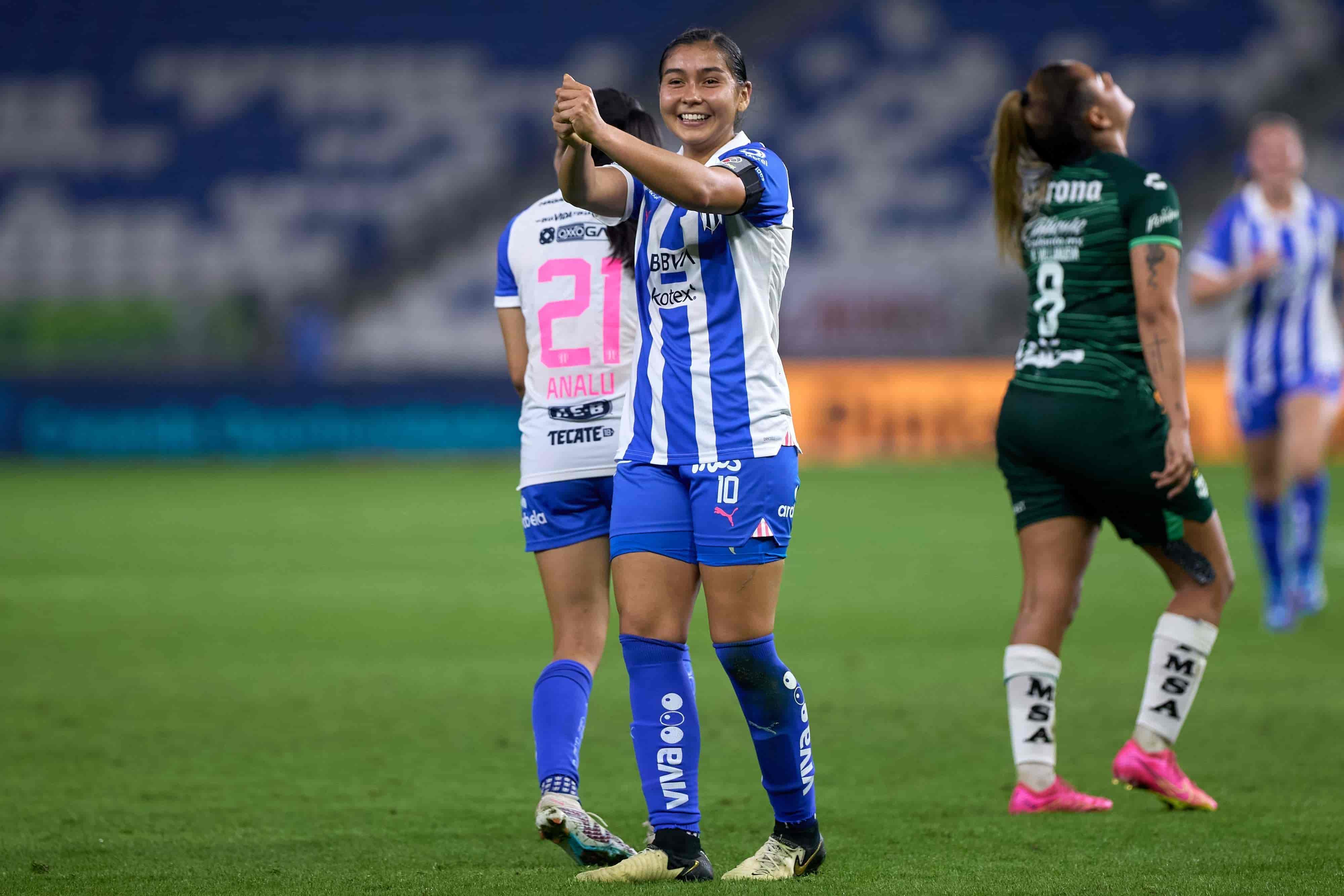 Nocole Pérez anota.