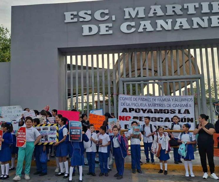 Protestan en escuela de SC par evitar cambio de director