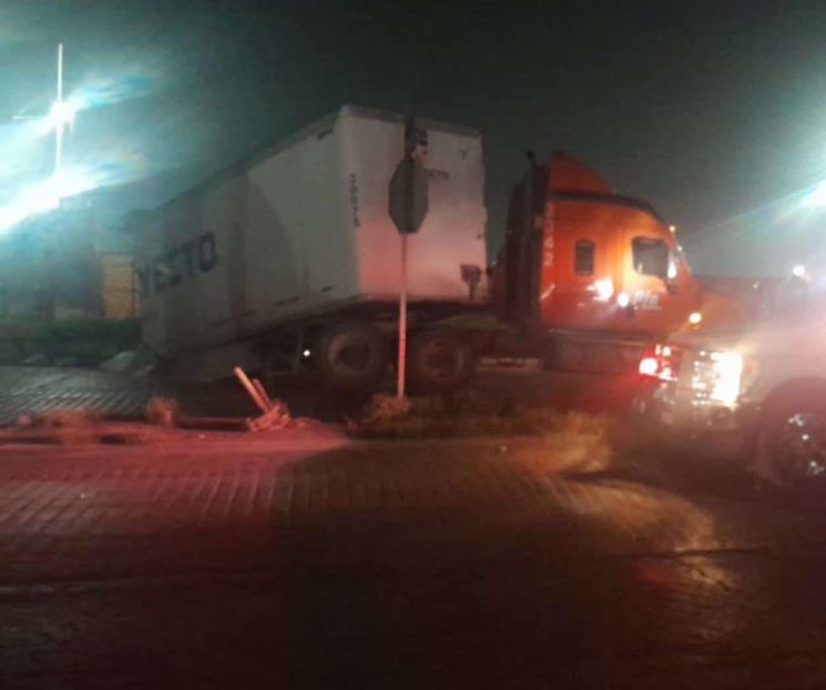 Choca tren a tráiler y lo parte en dos en Escobedo