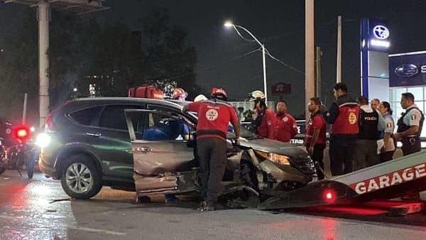 Choca y se atrinchera en su camioneta