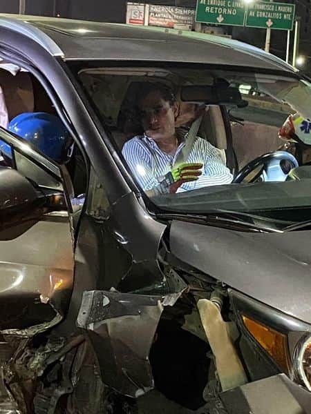 El conductor de una camioneta, quien anejaba en aparente estado de ebriedad, fue bajado de su unidad luego de que tras estrellarse se “atrinchero” en su unidad, la madrugada de ayer en la Avenida Gonzalitos a la altura de la Colonia Vista Hermosa, esta madrugada en Monterrey.