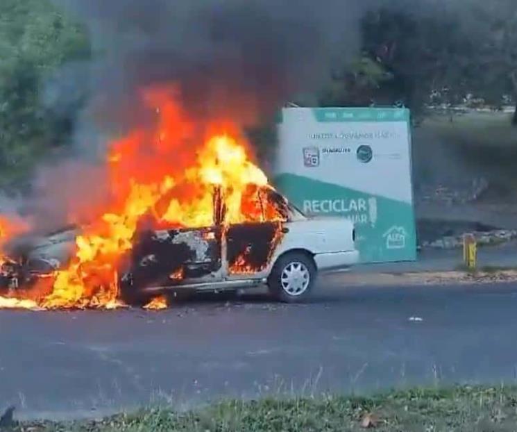 Se incendian tres vehículos