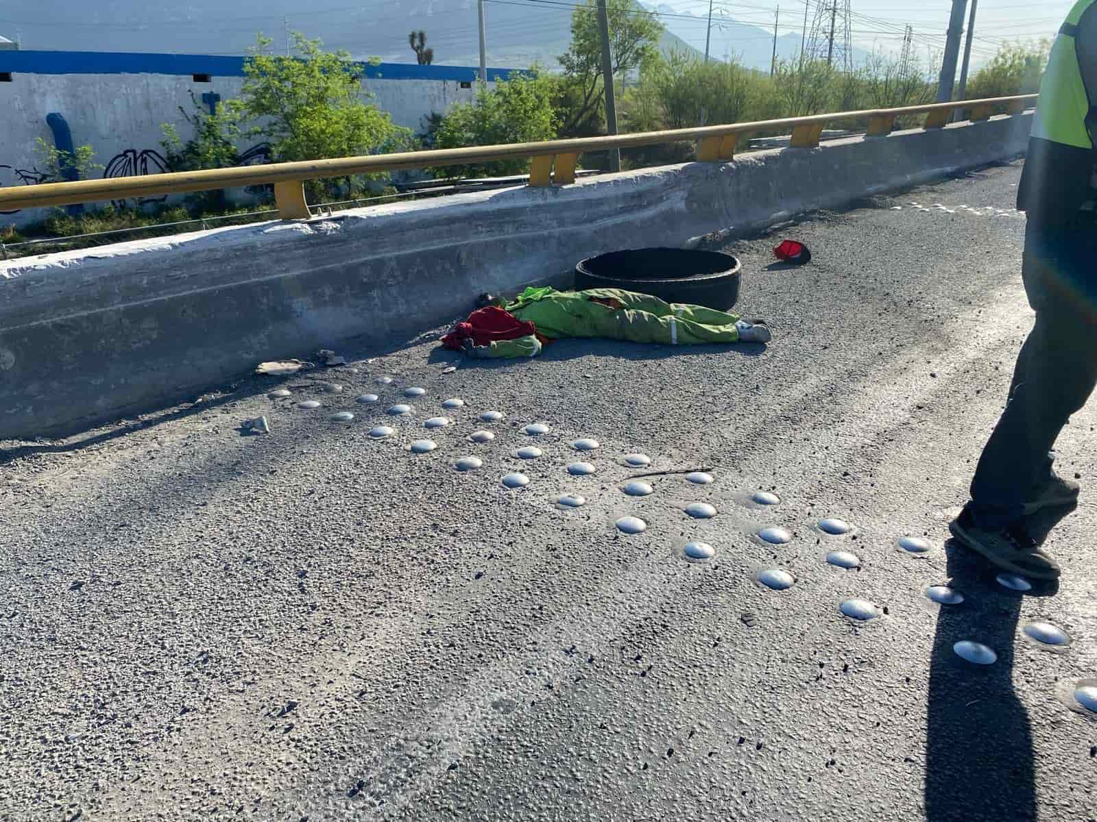 Cuando realizaba labores de recolección de basura en el Libramiento Noroeste, tres trabajadores fueron arrollados por un trailero quien se dio a la fuga, uno de ellos murió y dos más resultaron lesionados, en Escobedo.