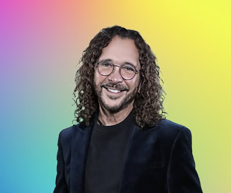 Oscar Burgos anuncia que será papá a los 65 años