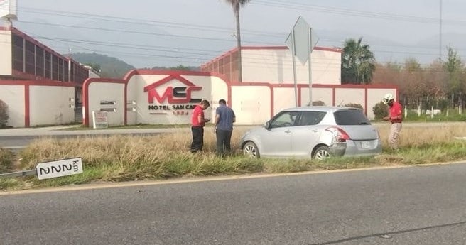 El conductor de una camioneta resultó lesionado luego de estrellarse contra una luminaria, ayer por la mañana en el municipio de Allende.