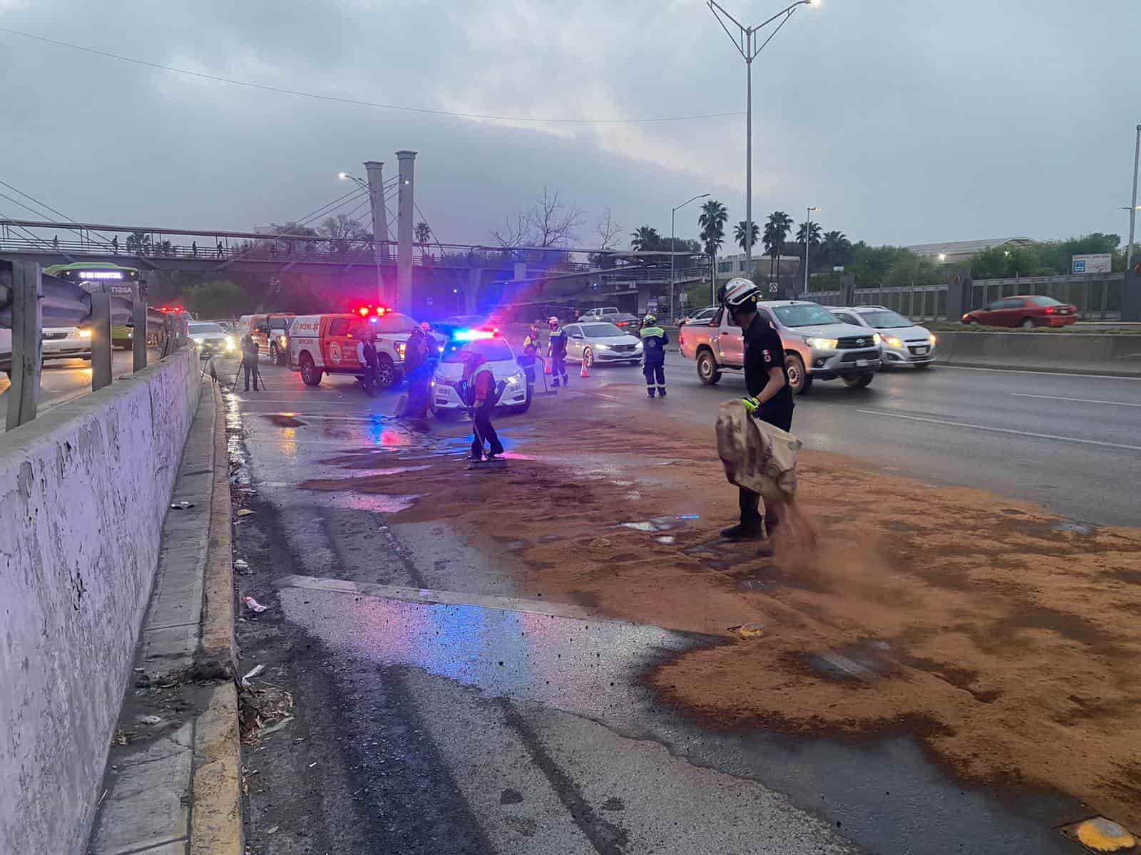 Al menos dos lesionados y caos vial, dejó un choque múltiple en la Avenida Fidel Velázquez frente a la UNAL, ayer en el municipio de San Nicolás de los Garza.