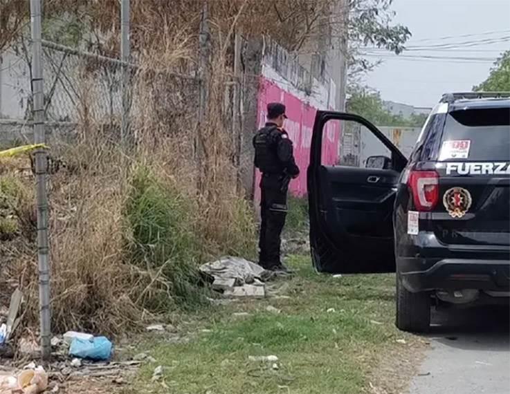 Hallan cadáver en terreno baldío