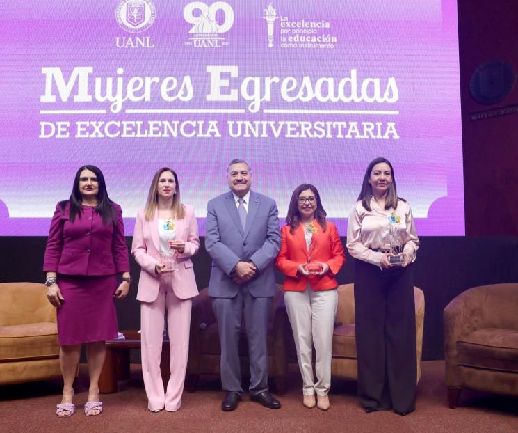 Comparten experiencias de éxito egresadas de excelencia de UANL