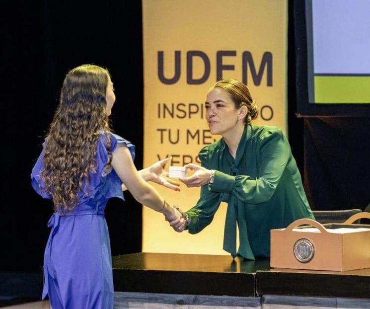 Distinguen a estudiantes destacados de la UDEM