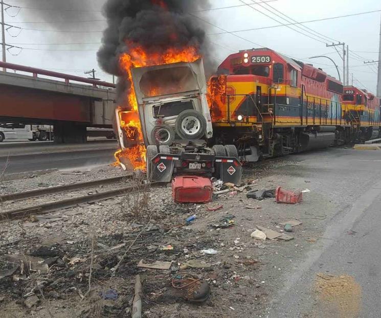 Choca contra el tren y se incendia