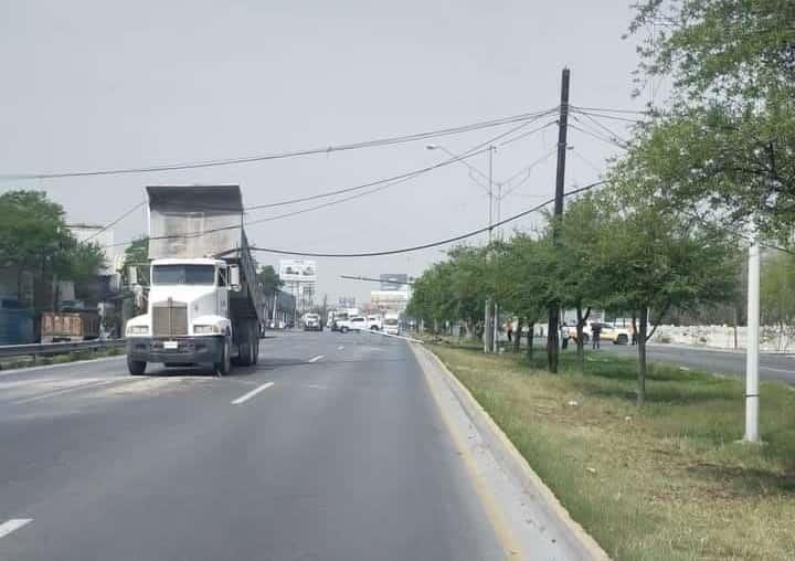Ocasiona destrozos camión de carga