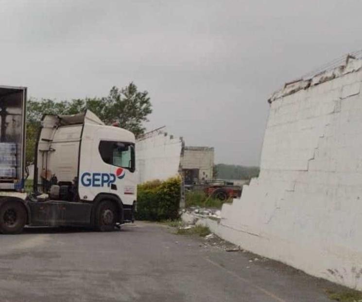 Se impacta tráiler contra barda Se impacta tráiler contra barda