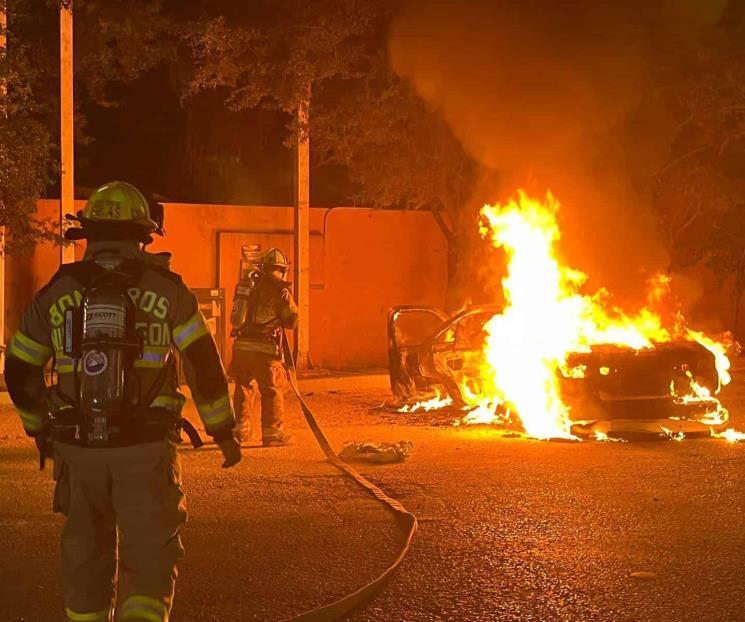 Combaten incendios de tres vehículos