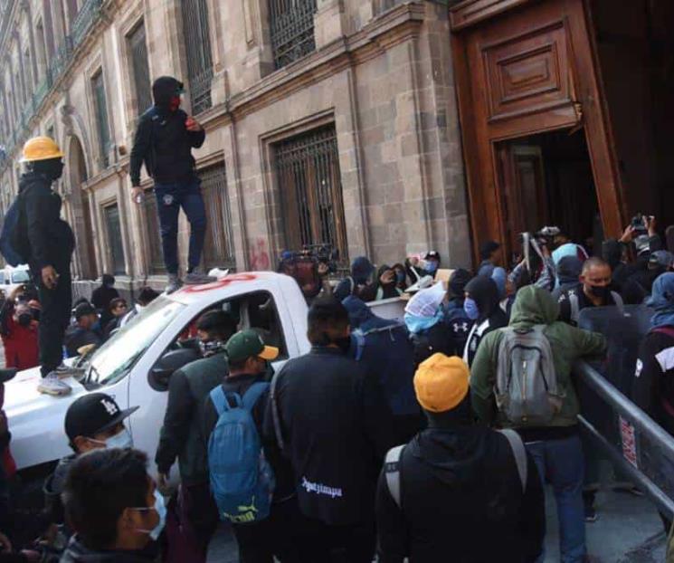 Irrumpen normalistas en Palacio Nacional