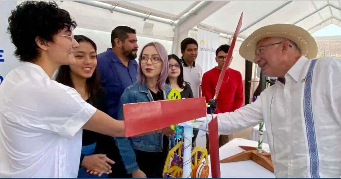 Ken Salazar reconoce empoderamiento femenino en las ciencias