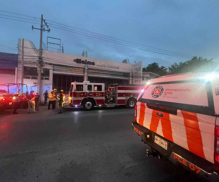 Alarma incendio en negocio de autopartes