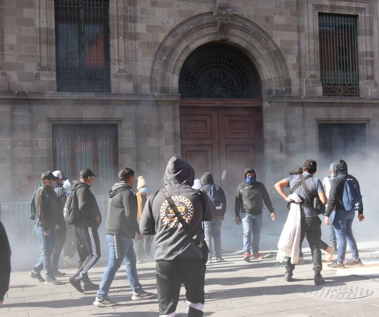 Está por verse si irrupción fue hecha por normalistas o porros Está por verse si irrupción fue hecha por normalistas o porros